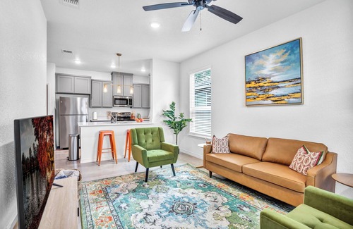 Heidenheimer House | Charming 3-bedroom townhome with AC and WiFi in Temple