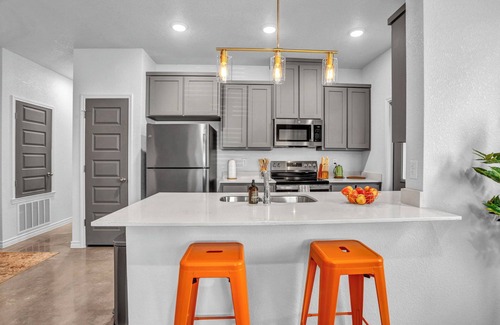 Heidenheimer House | Charming 3-bedroom townhome with AC and WiFi in Temple