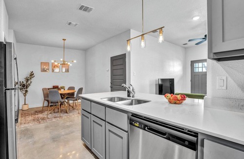Temple House | Charming 3-bedroom townhome in pleasant Temple with AC, WiFi