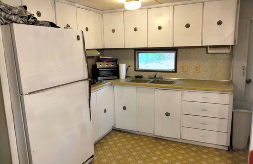 Angola House | Charming 3-bedroom Trailer with WiFi, AC in lovely Angola