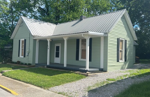 Somerset House | Charming 3 bedroom - Two Blocks from the Fountain