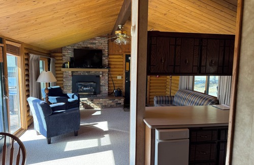 Breezy Point Cabin | Charming 3-bedroom cabin with WiFi, fitness room in Breezy Point