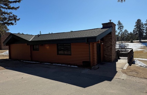 Breezy Point Cabin | Charming 3-bedroom cabin with WiFi, fitness room in Breezy Point