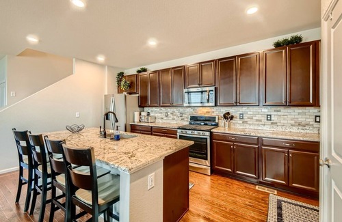 The Meadows House | Charming 3-bedroom house with 2 offices, AC and WiFi in welcoming Castle Rock