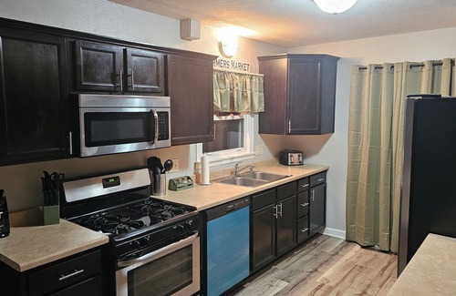 Cedar Rapids House | Charming 3-bedroom house in Cedar Rapids with WiFi, AC