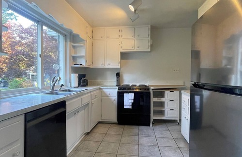 Hunter Mill House | Charming 3-bedroom house in wonderful Great Falls with WiFi, AC