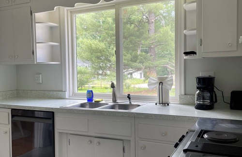 Hunter Mill House | Charming 3-bedroom house in wonderful Great Falls with WiFi, AC