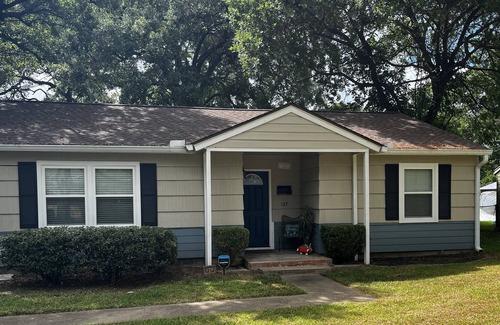 Lake Jackson House | Charming 3-bedroom home with spacious private yard