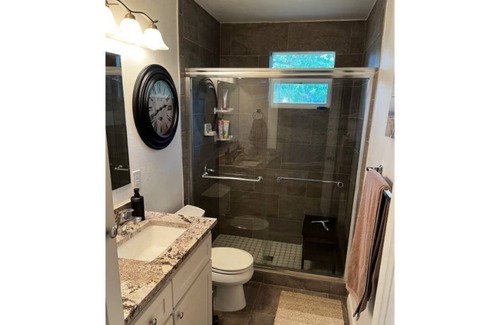 Lake Jackson House | Charming 3-bedroom home with spacious private yard