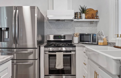 Plymouth House | Charming 3-bedroom house with AC and WiFi. LAKE ACCESS King Beds! Newly Remodel
