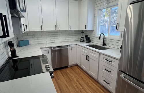 Plymouth House | Charming 3-bedroom house in amazing Minneapolis west metro with WiFi, AC, yard