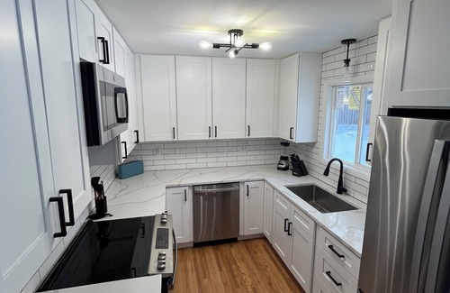 Plymouth House | Charming 3-bedroom house in amazing Minneapolis west metro with WiFi, AC, yard