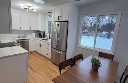 Plymouth House | Charming 3-bedroom house in amazing Minneapolis west metro with WiFi, AC, yard