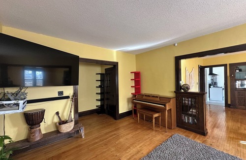 Northeast Minneapolis Arts District House | Charming 3-bedroom with great WiFi in fantastic NE Arts District Location