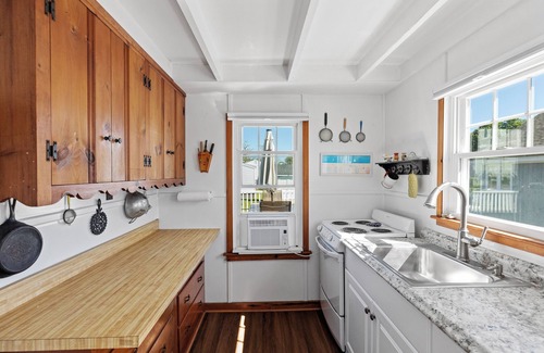 Middlesex County Cottage | Charming 3-bedroom cottage in Old Saybrook with WiFi and AC