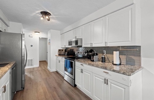 Palm Harbor House | Charming 3-bedroom house with Heated pool mins from beaches