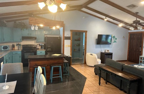 Port Richey House | Charming 3-bedroom house in nice Port Richey with AC, WiFi