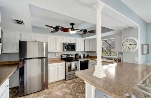 Oakland Hills House | Charming 3-bedroom house with WiFi, AC in Rotonda West