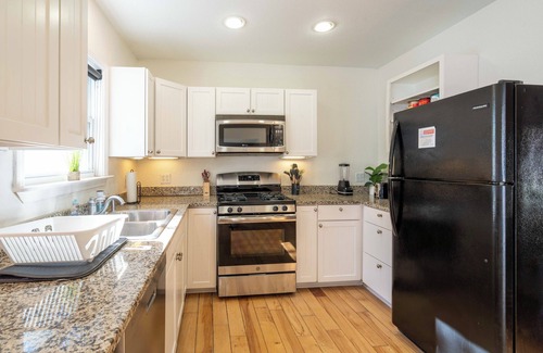Jefferson House | Charming 3-bedroom house in serene San Antonio with WiFi, AC