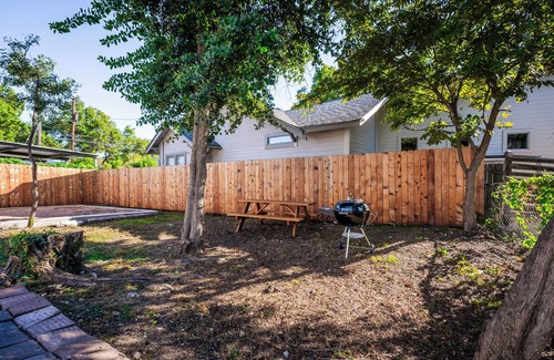 Monte Vista House | Charming 3-bedroom house with WiFi and AC in San Antonio