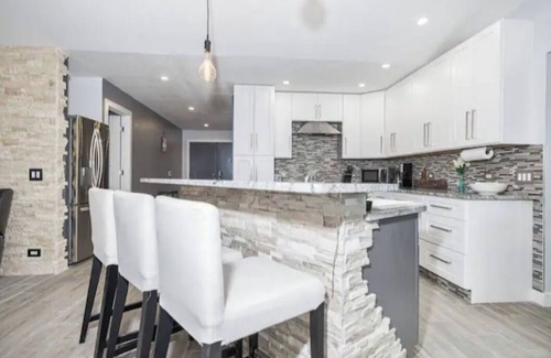 Berkeley Manor House | Charming 3-bedroom house with heated pool, AC and WiFi in beautiful Spring Hill
