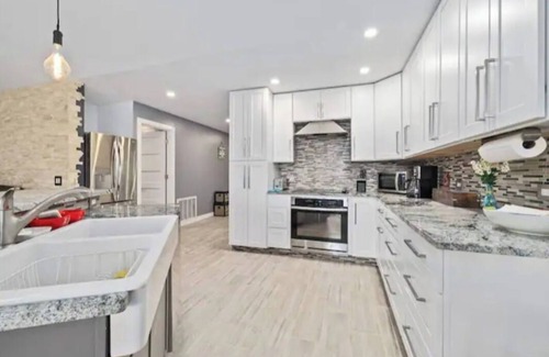 Berkeley Manor House | Charming 3-bedroom house with heated pool, AC and WiFi in beautiful Spring Hill