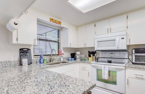 Berkeley Manor House | Charming 3-bedroom house in Spring Hill with WiFi, AC