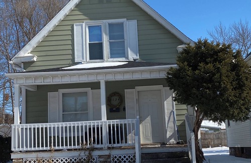 Springfield House | Charming 3-bedroom house with WiFi, AC in delightful Springfield