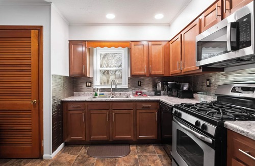 Springfield House | Charming 3-bedroom house in enchanting Springfield with Wifi, Smart TV, King Bed