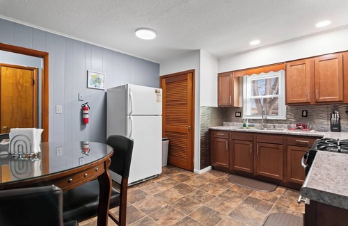 Springfield House | Charming 3-bedroom house in enchanting Springfield with Wifi, Smart TV, King Bed
