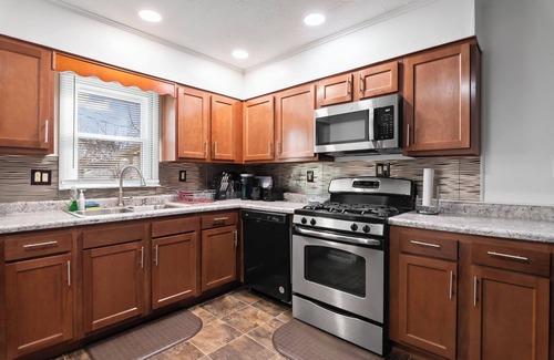 Springfield House | Charming 3-bedroom house in enchanting Springfield with Wifi, Smart TV, King Bed