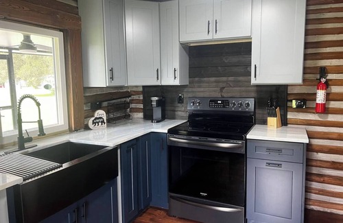 Thonotosassa Cabin | Charming 3-bedroom log cabin with AC, WiFi in fabulous Thonotosassa