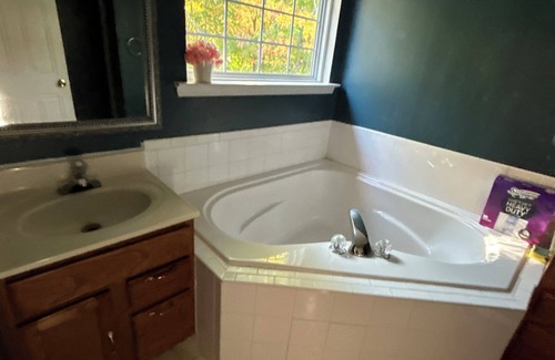 Bennsville House | Charming 3-bedroom townhome with AC and WiFi in White Plains