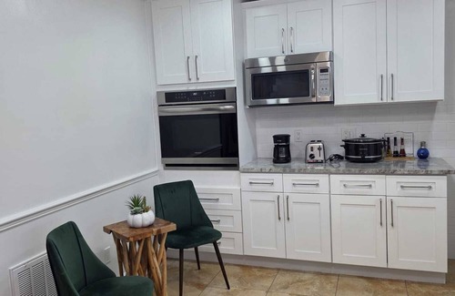Goldenrod House | Charming 3-bedroom house with WiFi, AC in Winter Park
