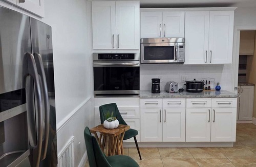 Goldenrod House | Charming 3-bedroom house with WiFi, AC in Winter Park