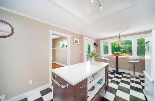 Dunbar Villa | Charming 3-bedroom villa with WiFi and AC in amazing Vancouver