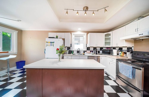 Dunbar Villa | Charming 3-bedroom villa with WiFi and AC in amazing Vancouver