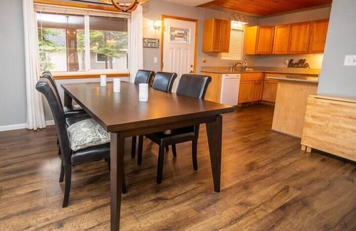 Carnelian Bay House | Charming 3 br cabin- pet friendly w/private hot tub