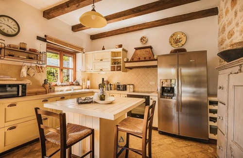 Tinjan Villa | Charming 3-BR villa for 6 with extra large pool and garden