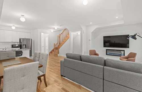 Vaughan House | Charming 3-Story Townhouse, Free Parking