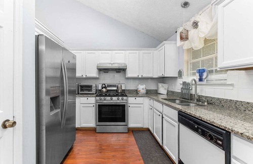 Lawrenceville House | Charming 3B2B Apartment｜Ground Floor Comfort｜Pet-Friendly Retreat Awaits #41922