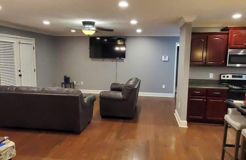 Vinemont House | Charming 3bd/2ba House on large lot,