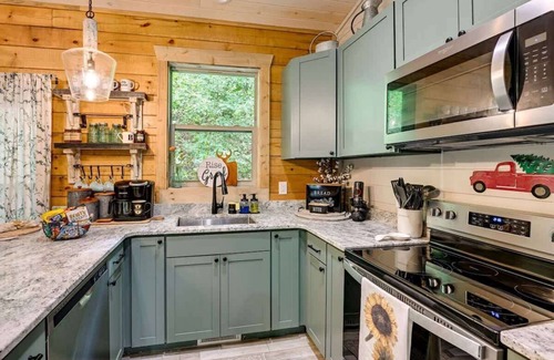 Cullowhee House | Charming 3BR Cabin w/Hot Tub + Fire Pit Near WCU