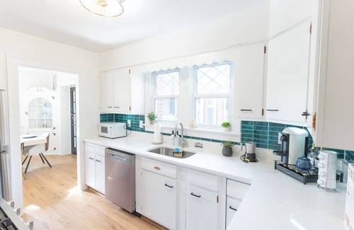 Waverly Hills House | Charming 3BR Cottage with Ample Parking in the Heart of Arlington, dog friendly