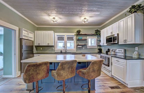 Fruita House | Charming 3BR Farmhouse, Near Trails & Town