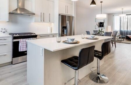 Chestermere House | Charming 3BR Getaway | A/C | 15m to YYC/Hwy