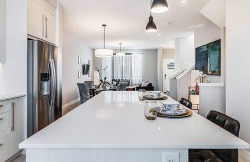 Chestermere House | Charming 3BR Getaway | A/C | 15m to YYC/Hwy