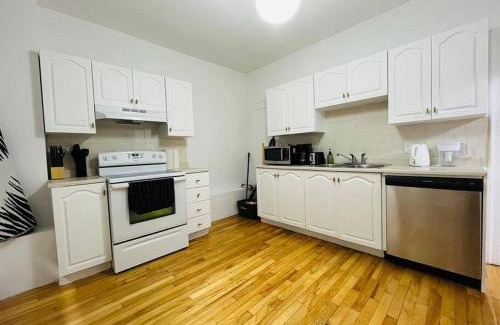 Cote-Des-Neiges—Notre-Dame-De-Grace Apartment | Charming 3BR Getaway, Free Parking & Near Metro