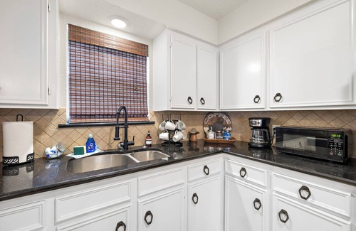 Lake Jackson House | Charming 3BR Home w/Outdoor Dining on Buttercup Street