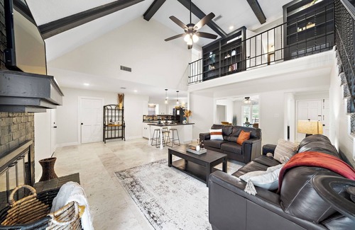 Lake Jackson House | Charming 3BR Home w/Outdoor Dining on Buttercup Street
